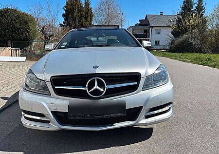 Mercedes-Benz 220 Facelift-Modell, Panorama-Glasdach
