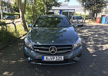 Mercedes-Benz A 180 (BlueEFFICIENCY) Style