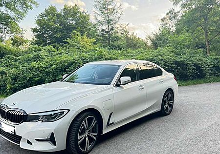 BMW 330 e xDrive Luxury Line