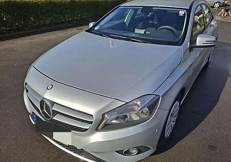 Mercedes-Benz A 180 (BlueEFFICIENCY) 7G-DCT-Navi-PTS-Sitzheizung