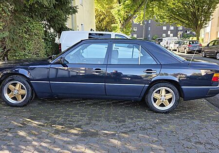 Mercedes-Benz 200 Hellgrau Stoff, Blaupunkt Autoradio mit Kassette