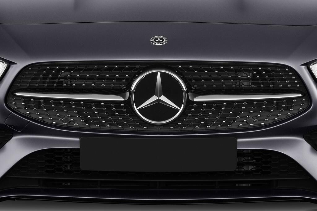 Mercedes CLA (Baujahr 2020) - 4 Türen Kühlergrill und Scheinwerfer