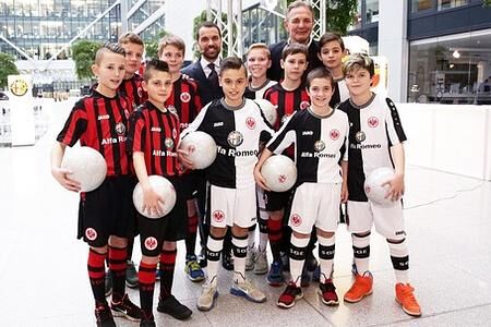 Eintracht Frankfurt Fußballschule kickt mit Alfa Romeo Eintracht Frankfurt Fußballschule kickt mit Alfa Romeo