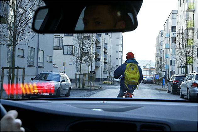 Nicht zu übersehen: Mit einer roten Lampe wird der Fahrer bei zu geringem Abstand oder einer drohenden Kollision gewarnt
