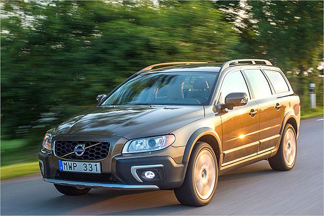 Der XC70 T5 mit neuem 245-PS-Benziner kostet mindestens 46.210 Euro, der D4-Diesel mit 181 PS beginnt bei 42.630 Euro