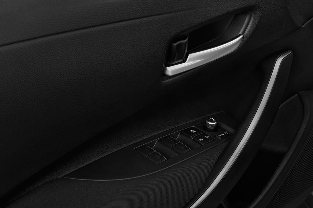 Toyota Corolla (Baujahr 2019) Comfort 4 Türen Bedienungselemente Tür