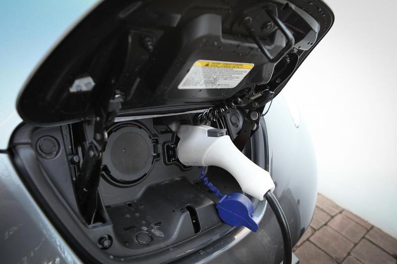 Unter der Abdeckung vorne am Nissan Leaf finden sich zwei Steckdosen für verschiedene Ladearten