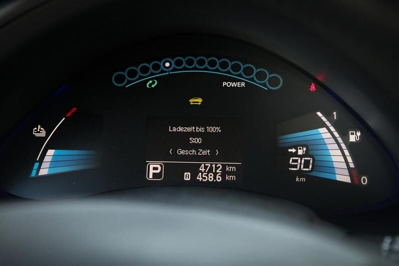 Das zentrale Display zeigt im Nissan Leaf übersichtlich den Status des elektrischen Systems an