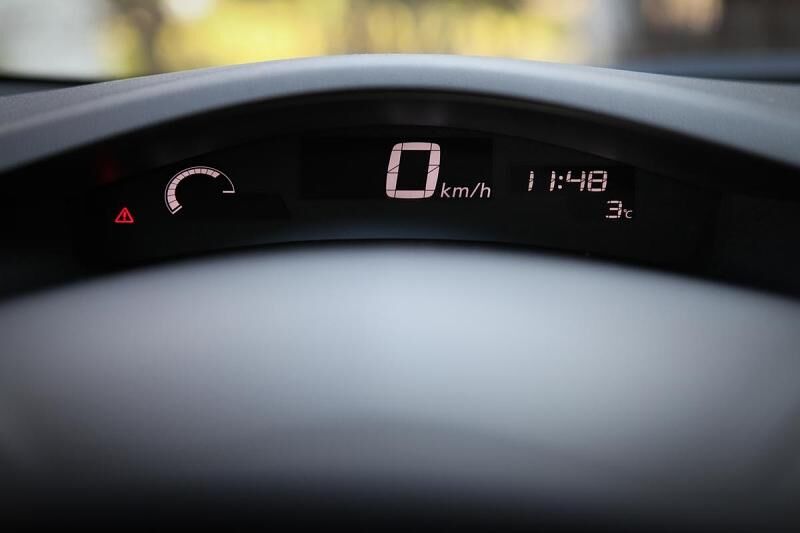 Der Nissan Leaf zeigt die Geschwindigkeit digital an