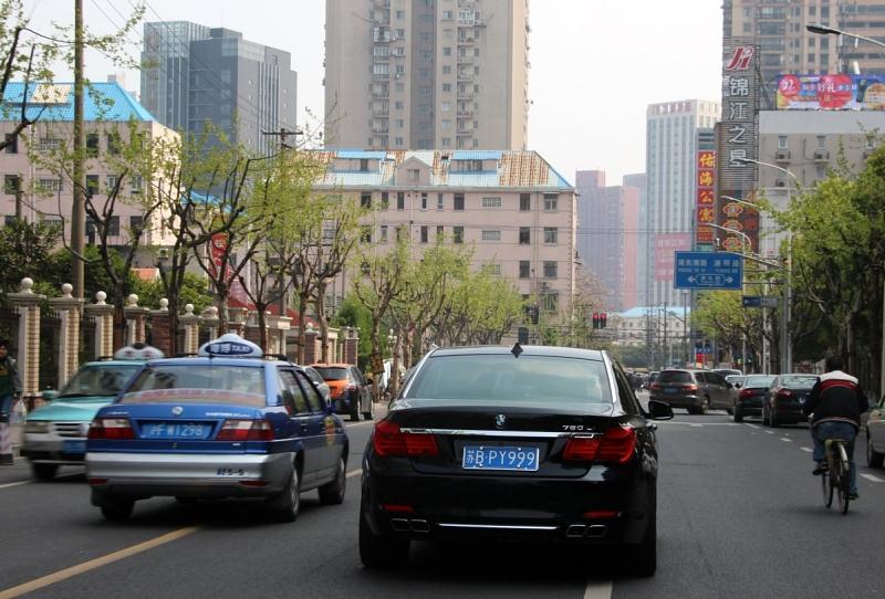 BMW 760Li Individual auf den Straßen von Shanghai