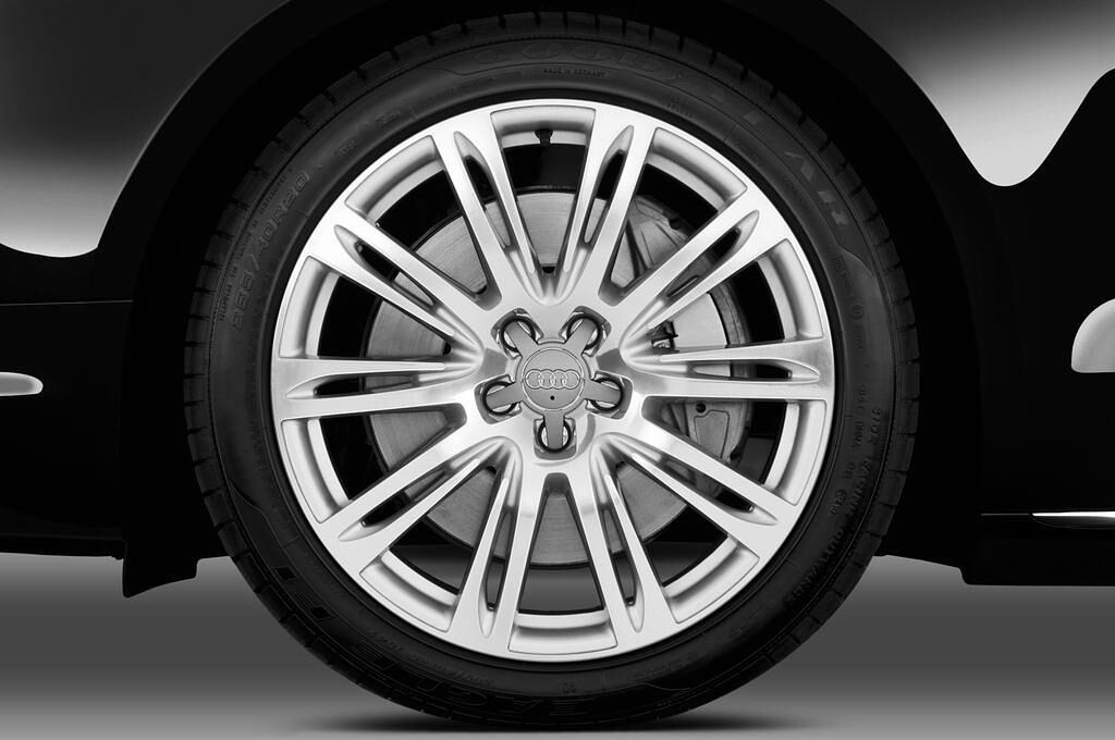 Audi A8 L (Baujahr 2011) L 4 Türen Reifen und Felge