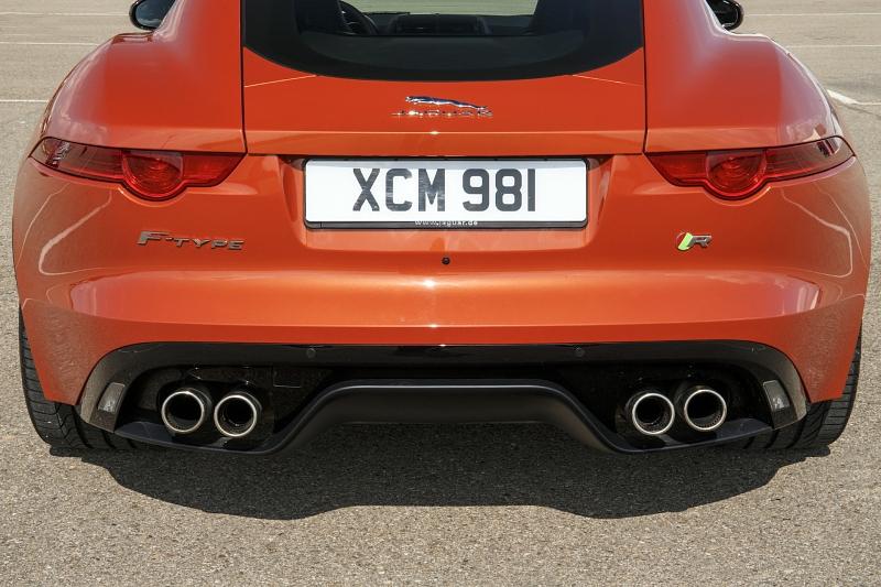 Die vierflutige Auspuffanlage ist Markenzeichen des Jaguar F-Type Coupé V8R