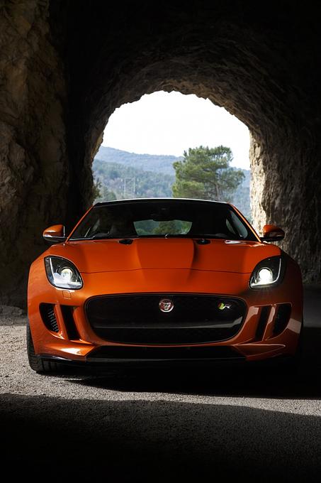 Das Jaguar F-Type Coupé V8R ist 1,92 Meter breit