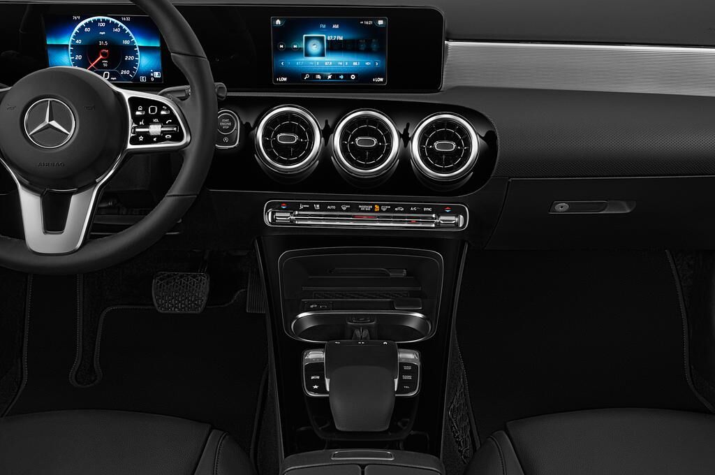 Mercedes A Class (Baujahr 2019) Progressive Line 4 Türen Mittelkonsole