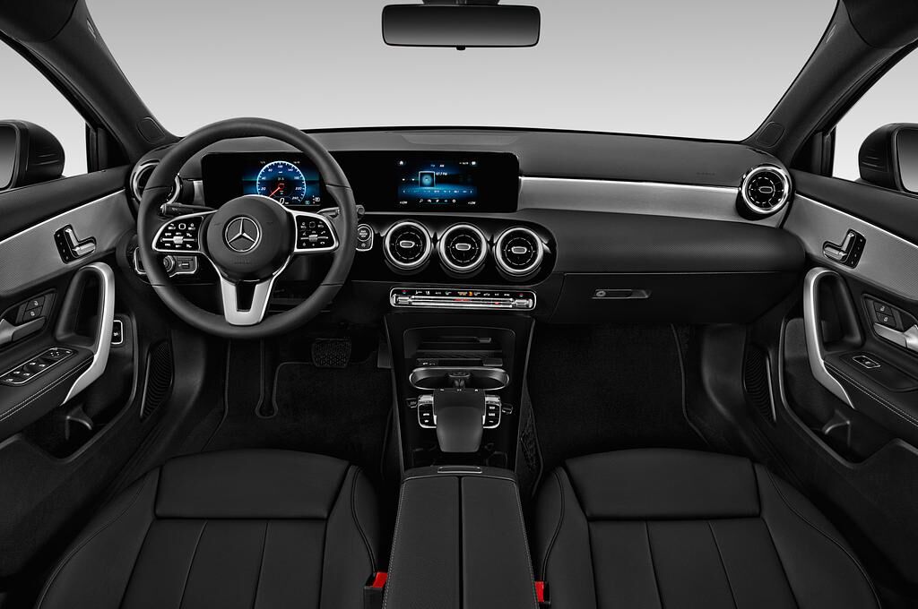 Mercedes A Class (Baujahr 2019) Progressive Line 4 Türen Cockpit und Innenraum