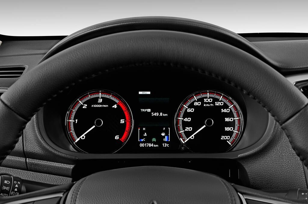 Mitsubishi L200 (Baujahr 2020) Basis 4 Türen Tacho und Fahrerinstrumente