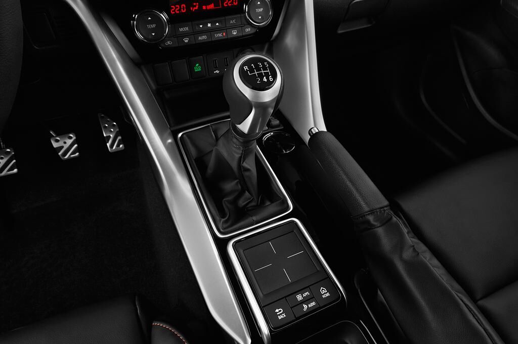 Mitsubishi Eclipse Cross (Baujahr 2020) Diamant+ 5 Türen Schalthebel