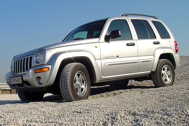 In der Seitenlinie lässt der Grand Cherokee grüßen