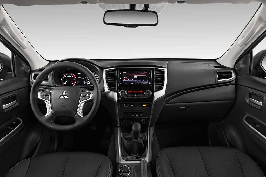 Mitsubishi L200 (Baujahr 2020) Top 2 Türen Cockpit und Innenraum