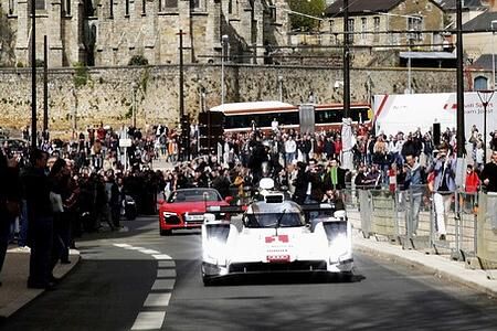 Le Mans: R18 e-tron quattro Fahrt im öffentlichen Straßenverkehr Le Mans: R18 e-tron quattro Fahrt im öffentlichen Straßenverkehr