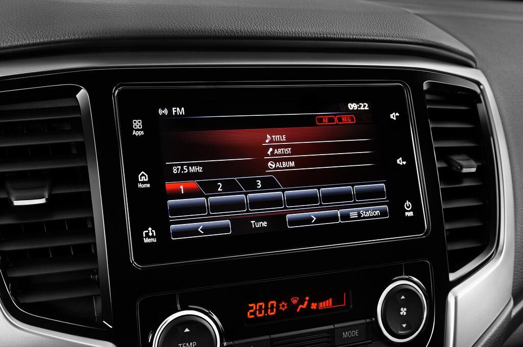 Mitsubishi L200 (Baujahr 2020) Plus 2 Türen Radio und Infotainmentsystem