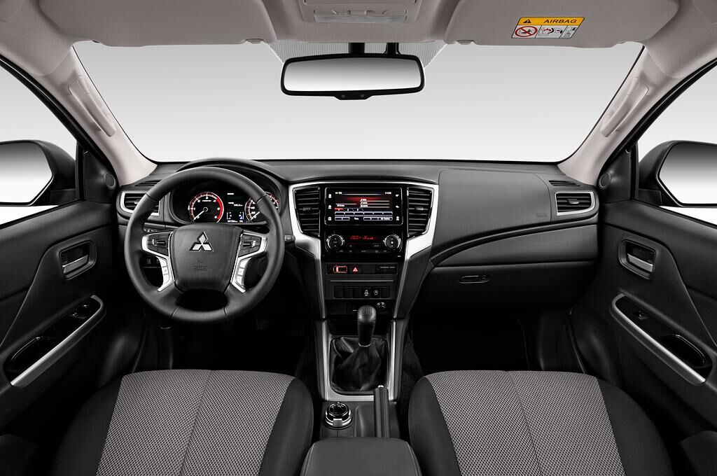 Mitsubishi L200 (Baujahr 2020) Plus 2 Türen Cockpit und Innenraum