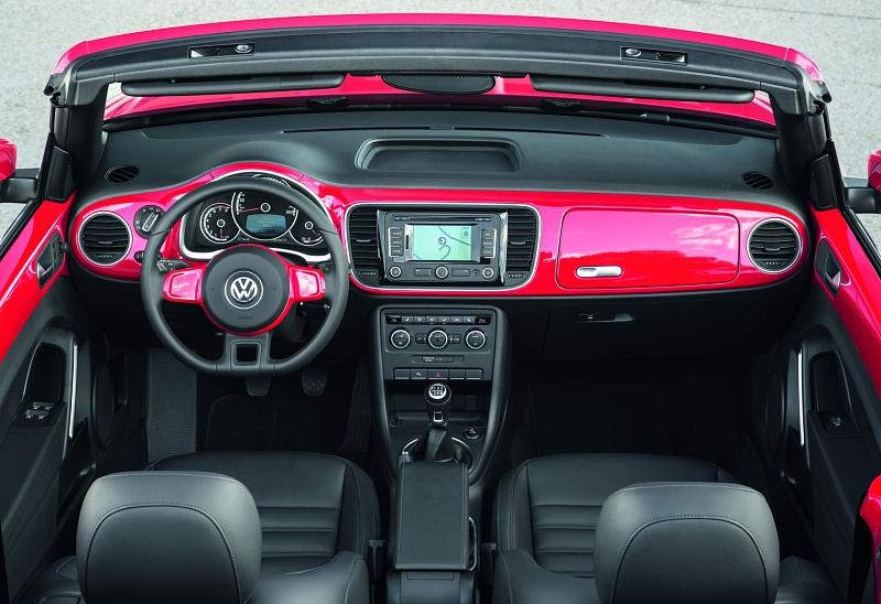 Das Cockpit des VW Beetle Cabrio erreicht nicht ganz die Wertigkeit des Golfs