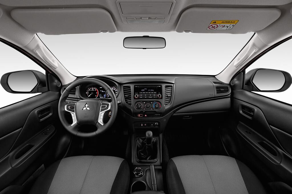 Mitsubishi L200 (Baujahr 2020) Basis 2 Türen Cockpit und Innenraum