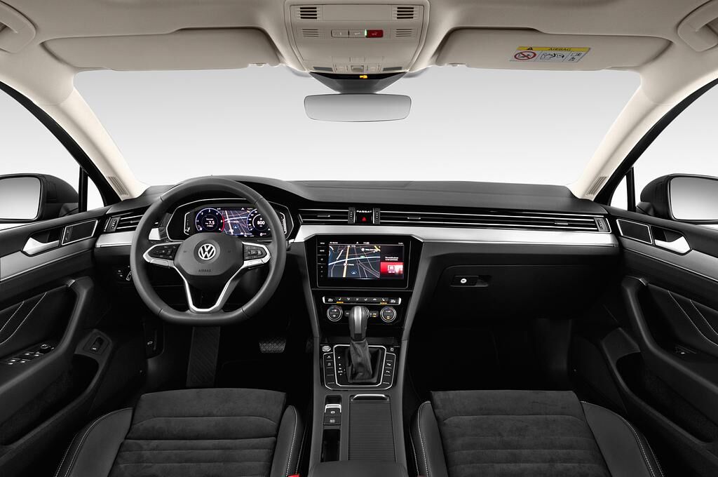 Volkswagen Passat Variant (Baujahr 2020) Business 5 Türen Cockpit und Innenraum