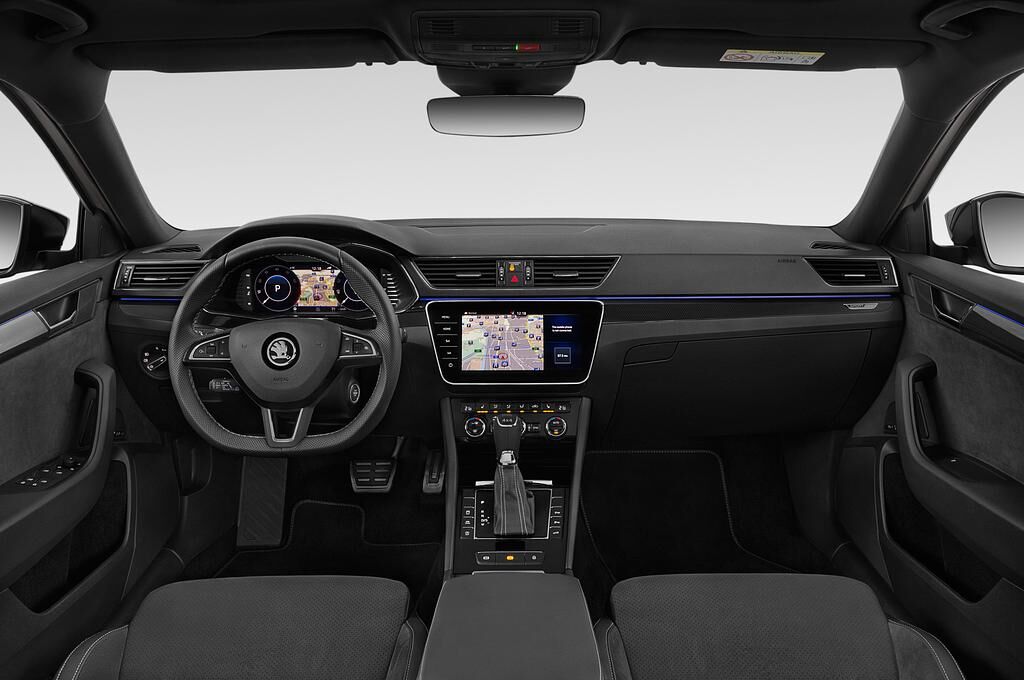 Skoda Superb Combi (Baujahr 2019) Sportline 5 Türen Cockpit und Innenraum
