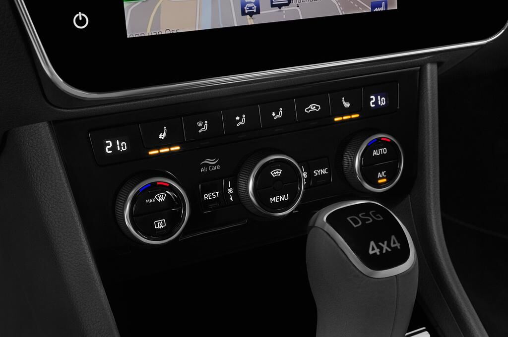 Skoda Superb Combi (Baujahr 2019) Sportline 5 Türen Temperatur und Klimaanlage