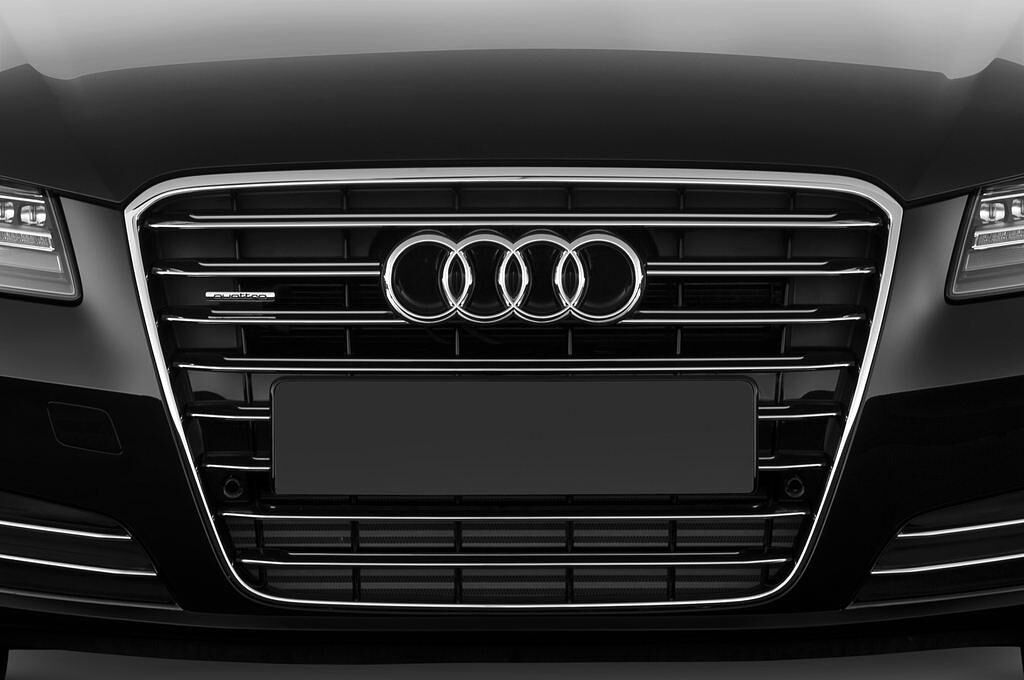 Audi A8 L W12 (Baujahr 2013) - 4 Türen Kühlergrill und Scheinwerfer