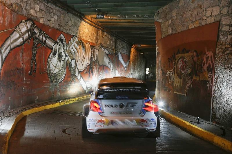 Andreas Mikkelsen und sein Co-Pilot Mikko Markkula in den Tunnels von Guanajuato.