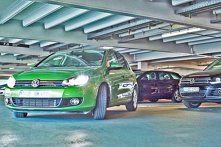 Parken und Laden von Elektromobilen ohne Fahrer Parken und Laden von Elektromobilen ohne Fahrer