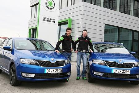 Skoda Werksfahrer Sepp Wiegand und Frank Christian freuen sich über Rapid Spaceback