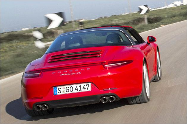 Alle 911 Targa sind mit dem breiten Heck und der Technik des allradgetriebenen Carrera 4 versehen