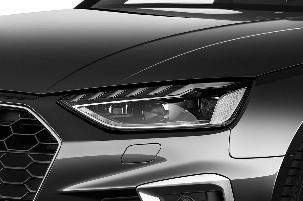 Audi A4 Avant (Baujahr 2020) S Line 5 Türen Scheinwerfer