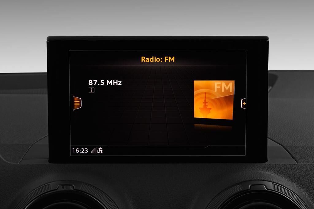 Audi Q2 (Baujahr 2017) Sport 5 Türen Radio und Infotainmentsystem