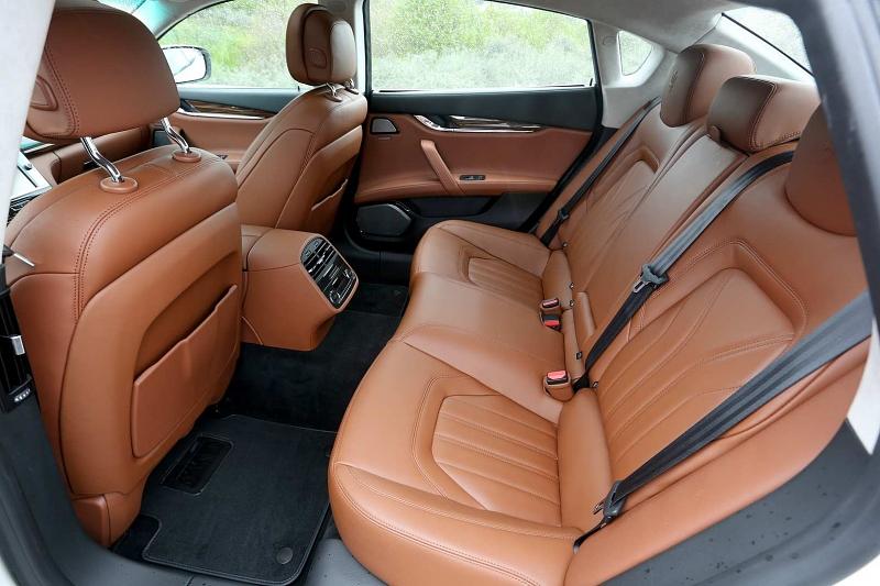 Im Fond des Maserati Quattroporte Diesel ist sehr viel Platz.