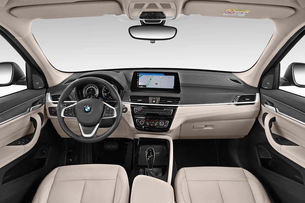 BMW X1 (Baujahr 2020) xLine 5 Türen Cockpit und Innenraum