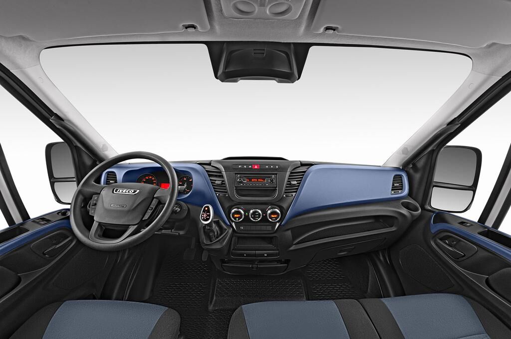 Iveco Daily (Baujahr 2018) S 4 Türen Cockpit und Innenraum