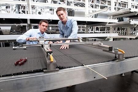 Duale Studenten bei VW optimieren Instandhaltung von Mitfahrbändern