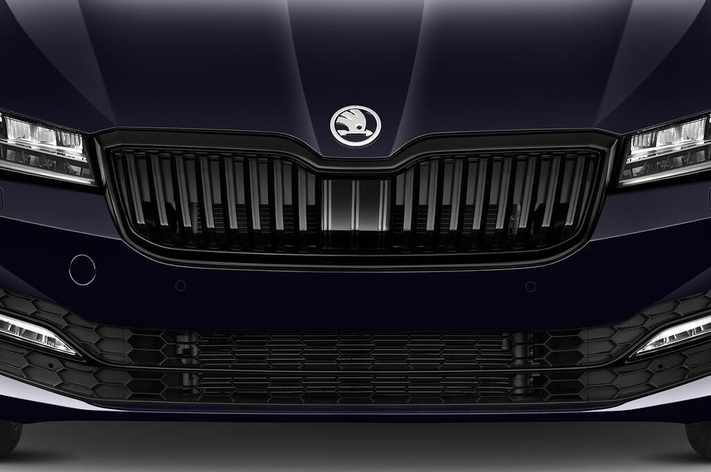 Skoda Superb Combi (Baujahr 2020) Sportline 5 Türen Kühlergrill und Scheinwerfer