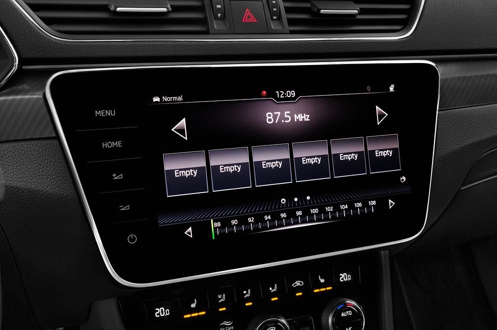 Skoda Superb Combi (Baujahr 2020) Sportline 5 Türen Radio und Infotainmentsystem