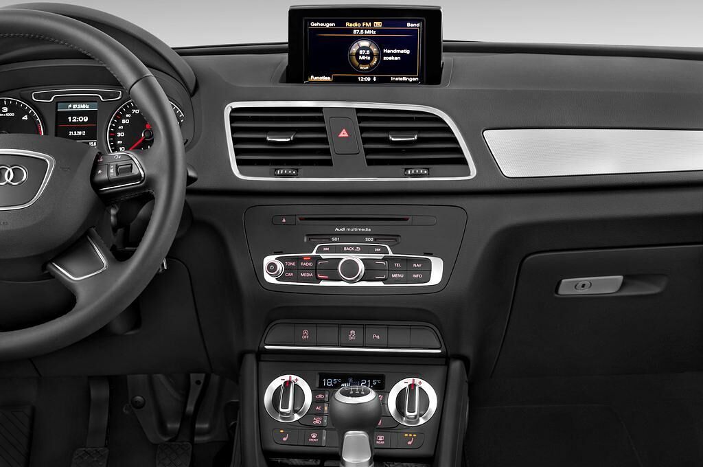 Audi Q3 (Baujahr 2012) - 5 Türen Mittelkonsole