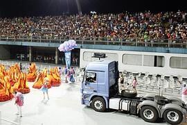 Rhythmus und Benzin im Blut: Mercedes-Benz Lkw bei Karneval in Brasilien