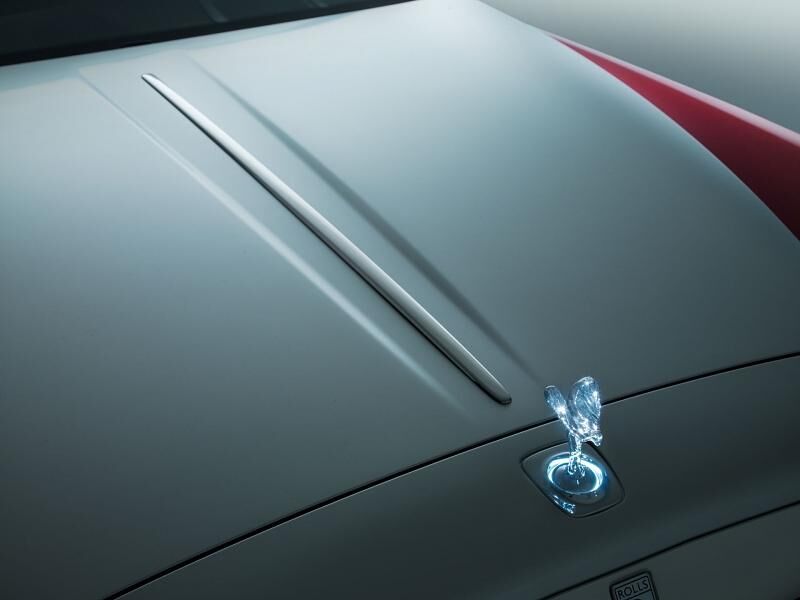 Die \"Spirit of Ecstasy\"-Kühlerfigur wird illuminiert