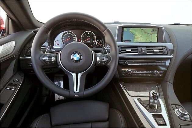 Neues Lenkrad: Das M-Steuer mit den drei schlanken Speichen wird zuerst im neuen M6 eingesetzt