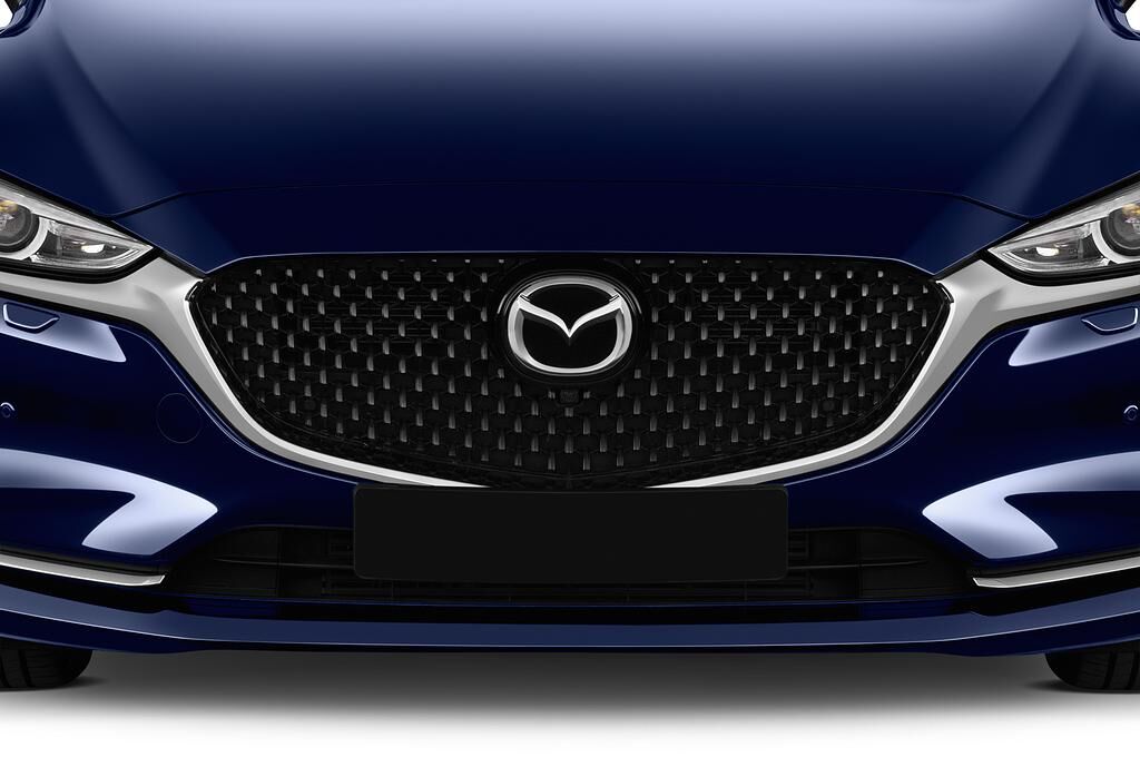 Mazda Mazda6 (Baujahr 2019) Sports-Line 5 Türen Kühlergrill und Scheinwerfer
