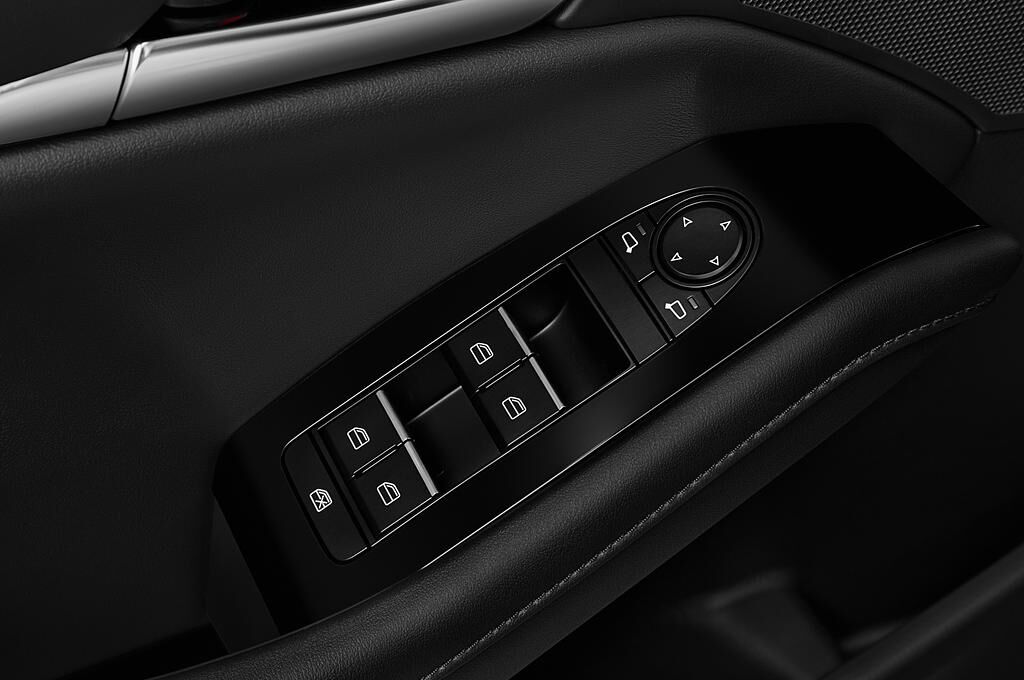 Mazda Mazda3 (Baujahr 2019) Selection 5 Türen Bedienungselemente Tür